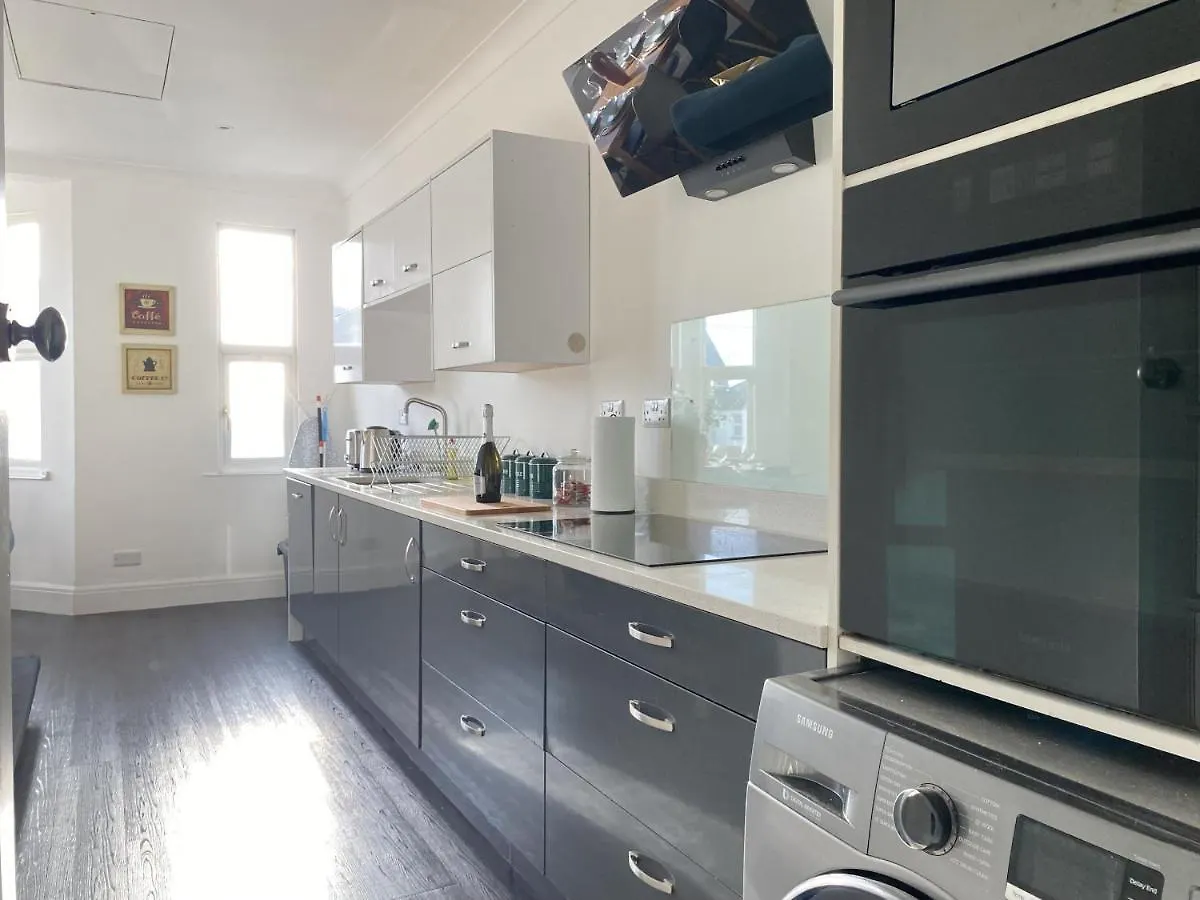 27 Ronald Hill Grove, Leigh-On-Sea Apartment