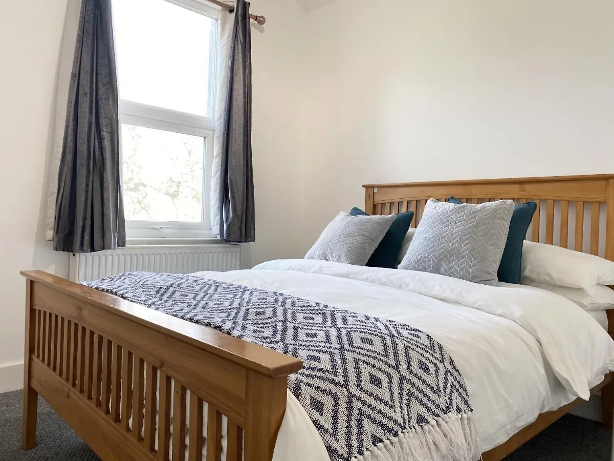 27 Ronald Hill Grove, Leigh-On-Sea Apartment