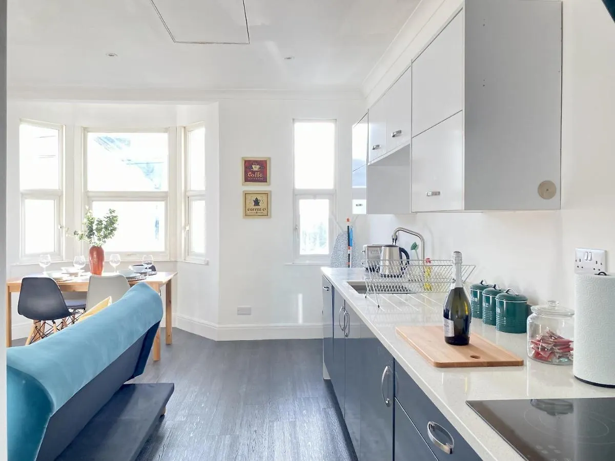 27 Ronald Hill Grove, Leigh-On-Sea Apartment