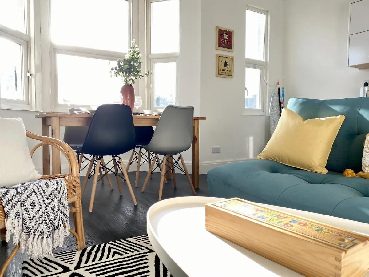 27 Ronald Hill Grove, Leigh-On-Sea Apartment 0*,