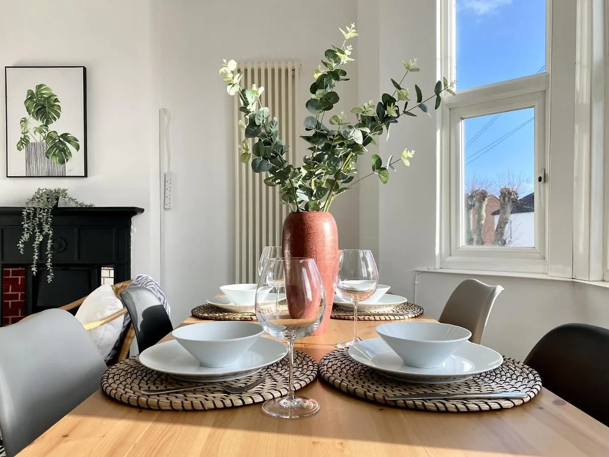 27 Ronald Hill Grove, Leigh-On-Sea Apartment