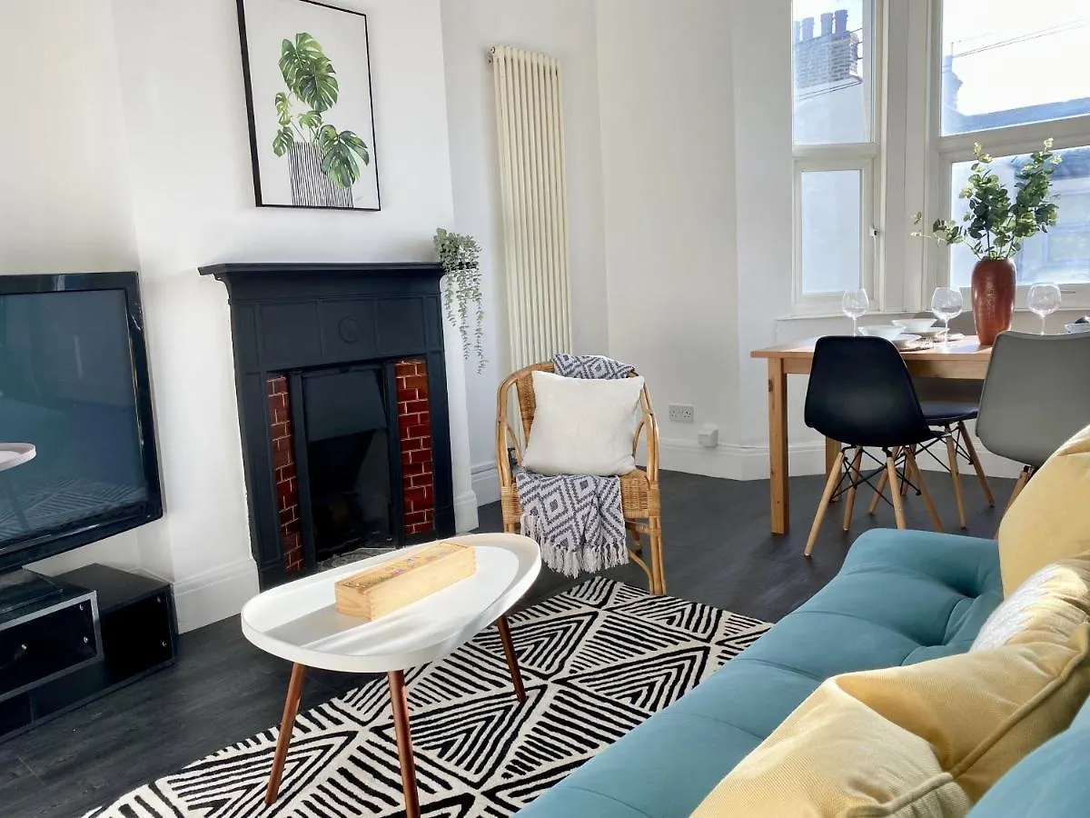 27 Ronald Hill Grove, Leigh-On-Sea Apartment