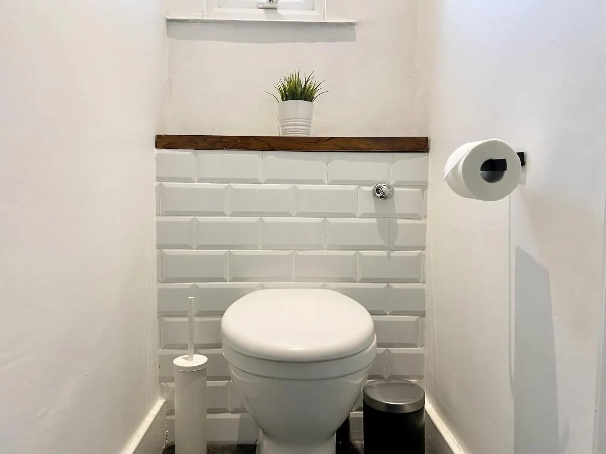 27 Ronald Hill Grove, Leigh-On-Sea Apartment