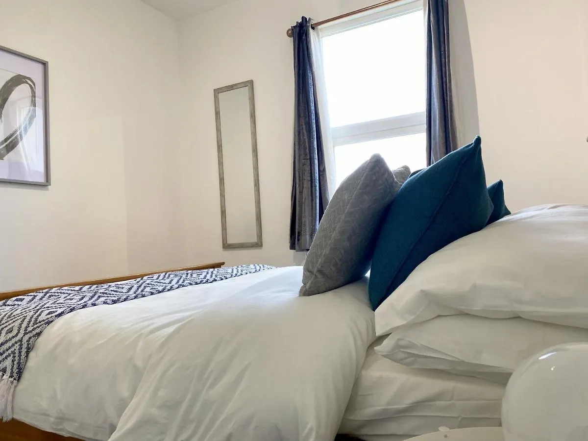 27 Ronald Hill Grove, Leigh-On-Sea Apartment 0*,  United Kingdom