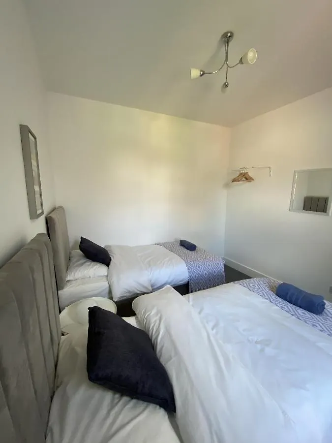 27 Ronald Hill Grove, Leigh-On-Sea Apartment